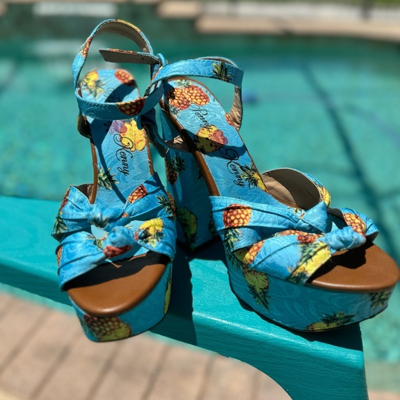 Penny Loves Kenny Shoes - Pin up girls shoes like new in turquoise and pineapple tapestry print! 🏖️